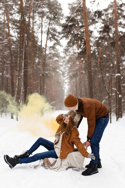 Un couple amoureux assis sur un tour de passe-passe