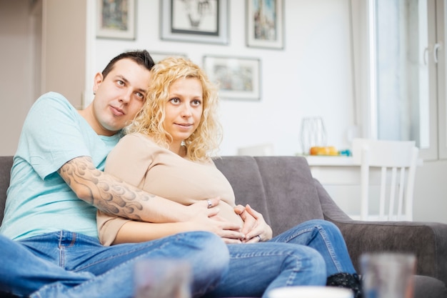 Couple amoureux attend bébé