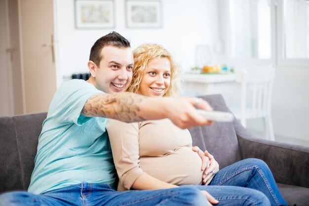 Couple amoureux attend bébé