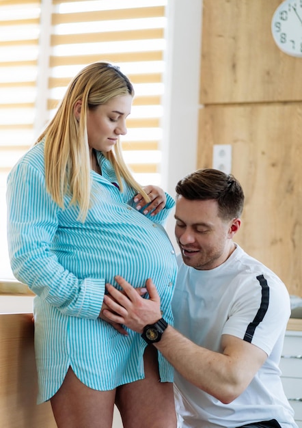 Couple d'amoureux en attente de bébé Maternité famille enceinte en attente de bébé