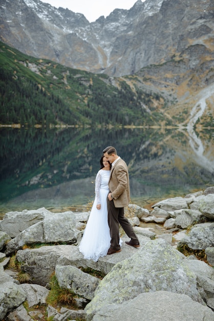 Couple d'amoureux au bord du lac