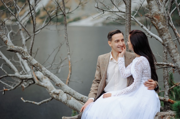 Couple d'amoureux au bord du lac