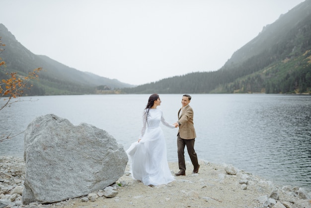 Couple d'amoureux au bord du lac