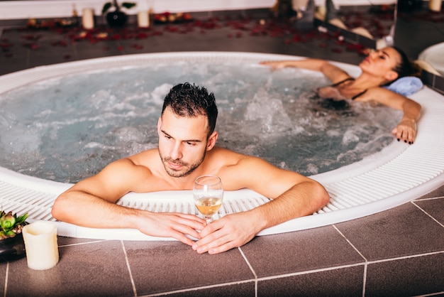 Couple d&#39;amoureux au centre de bien-être