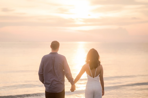 couple amoureux au coucher du soleil sur la plage