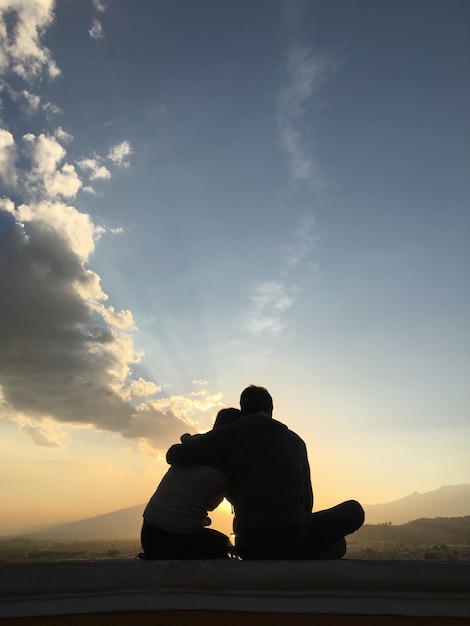 Couple d&#39;amoureux au coucher du soleil