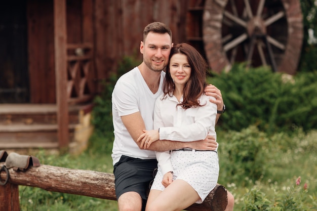 Couple amoureux au moulin en bois