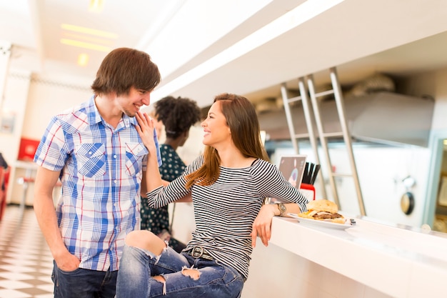 Photo couple d'amoureux au restaurant