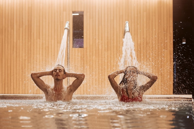 Couple amoureux au spa et piscine de l'hôtel de luxe