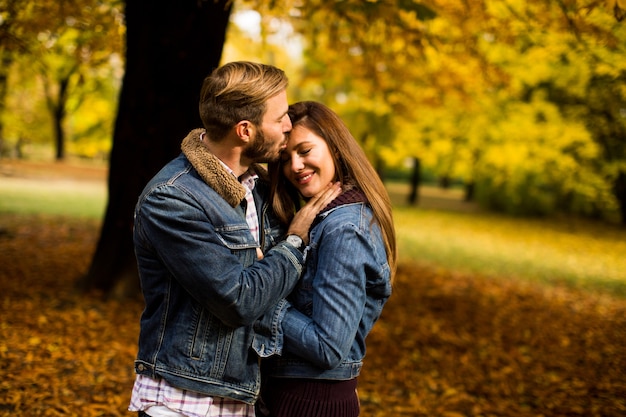 Couple d&#39;amoureux en automne parc