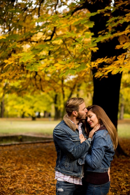 Couple d&#39;amoureux en automne parc