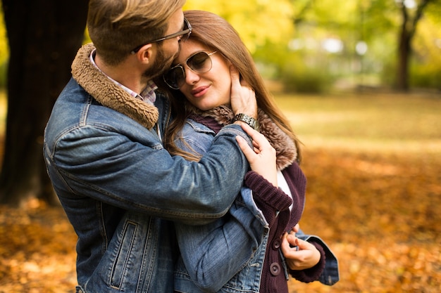 Couple d&#39;amoureux en automne parc