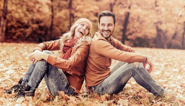 Couple Amoureux En Automne