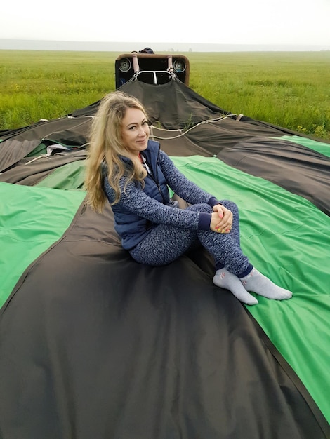 Couple d'amoureux d'aventure sur la pastèque en montgolfière Homme et femme s'embrassent et s'aiment Brûleur dirigeant la flamme dans l'enveloppe