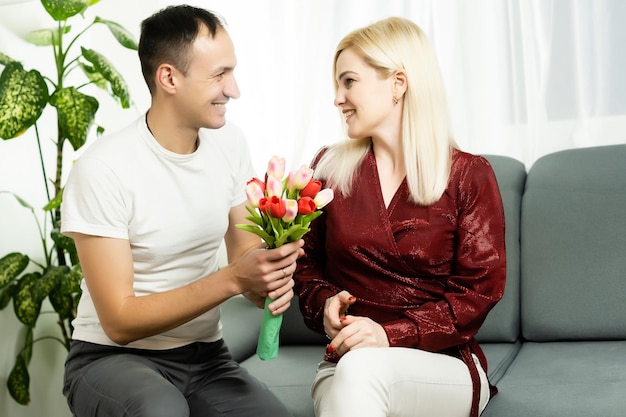 couple amoureux d'un bouquet de tulipes sont proches les uns des autres.