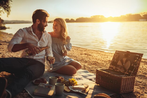 Couple amoureux buvant du champagne et célébrant leur amour