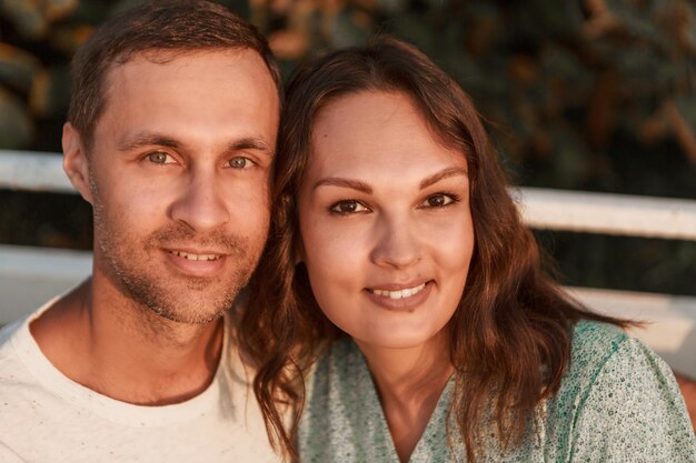 Couple amoureux câlins. homme et femme souriant. La Saint-Valentin