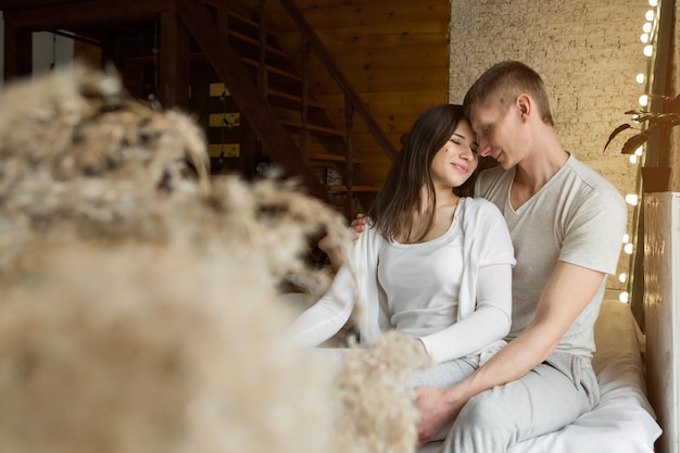 Couple amoureux câlins. homme et femme souriant. La Saint-Valentin