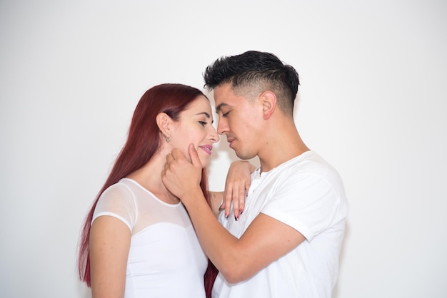 couple amoureux célébrant, homme latin, femme rousse