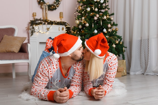 Couple amoureux célébrant le nouvel an