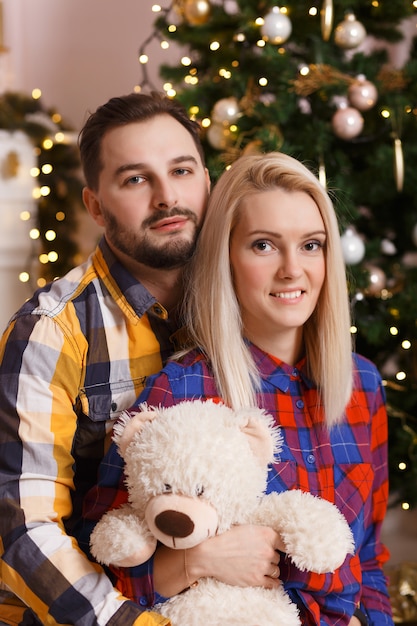 Couple amoureux célébrant le nouvel an