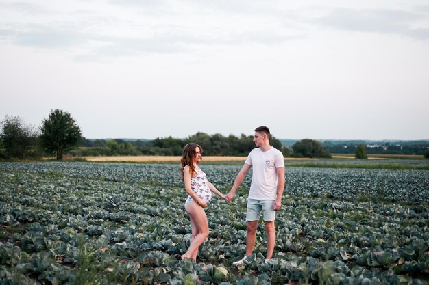 Un couple amoureux cherche un bébé dans un chou Phrase drôle Maillot de bain rose