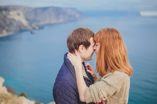 Couple amoureux de la côte de montagne relaxante