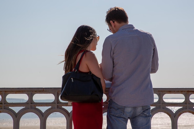 Couple amoureux sur la côte de la plage avec une belle vue