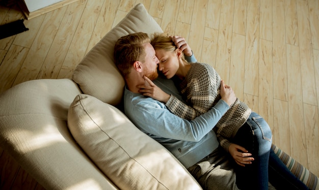 Couple d&#39;amoureux couché sur le canapé dans la chambre