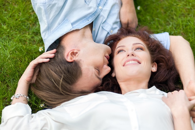 Couple d&#39;amoureux couché sur l&#39;herbe