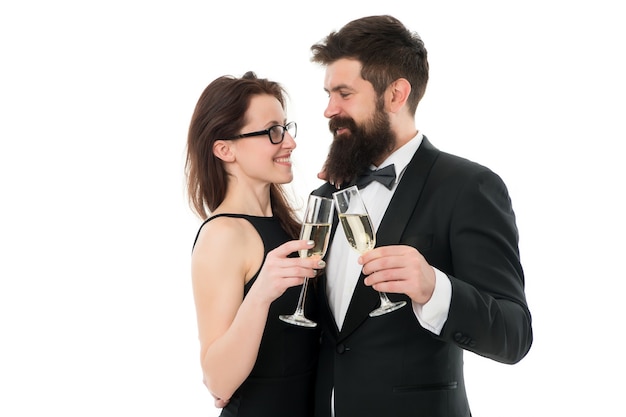 Couple amoureux. les couples boivent du champagne. événement caritatif pour les toffs. célébrer une occasion spéciale. confiant et réussi. smoking homme avec barbe et femme élégante. Joyeuse saint Valentin.