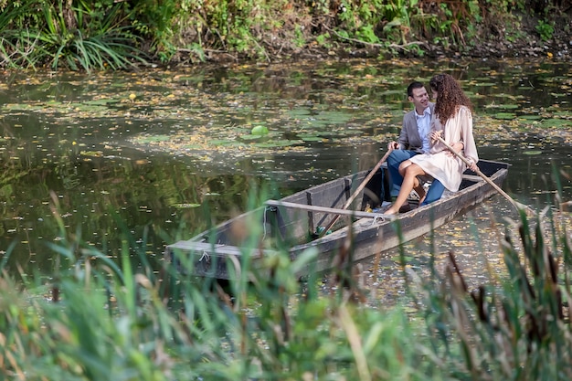 Couple d&#39;amoureux dans le bateau