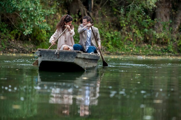 Couple d&#39;amoureux dans le bateau