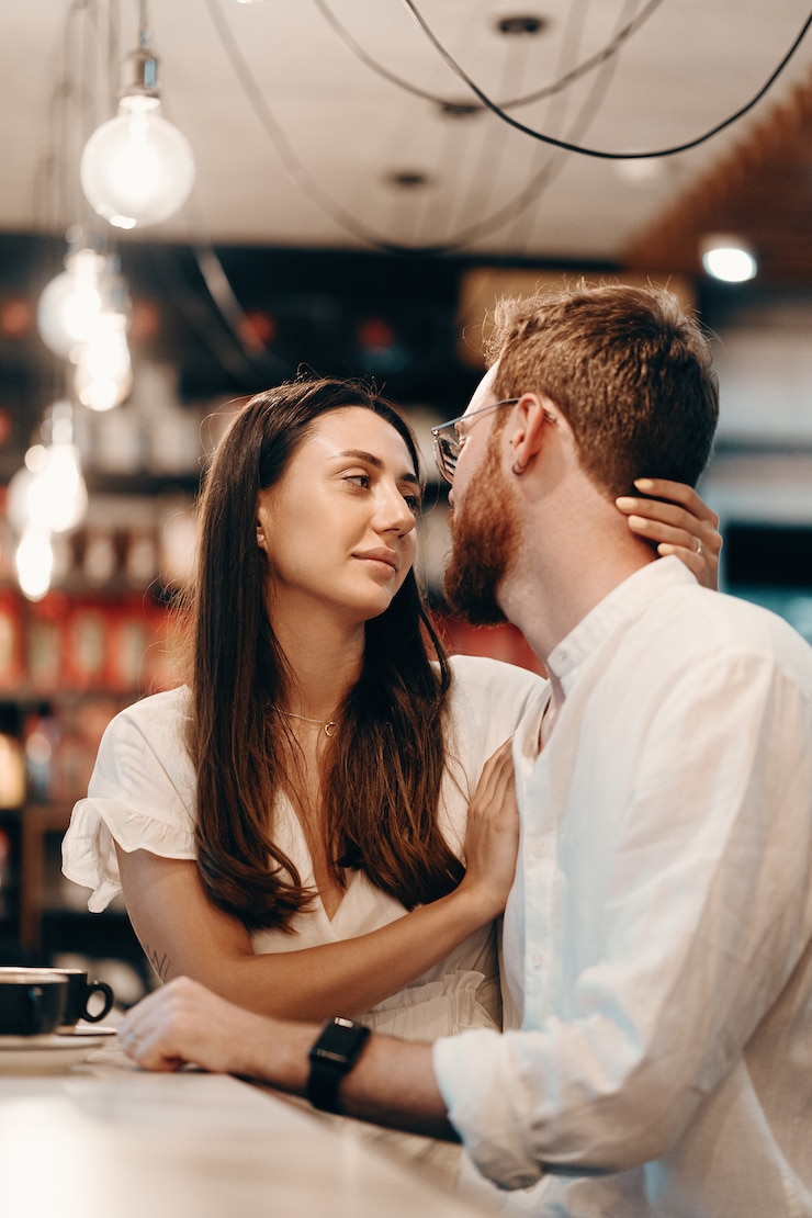 Photo couple d'amoureux dans un café