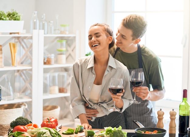 Couple d'amoureux dans la cuisine