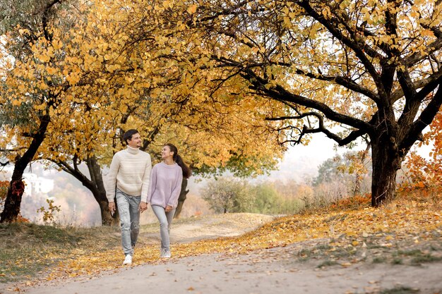 Couple amoureux dans les feuilles d'automne