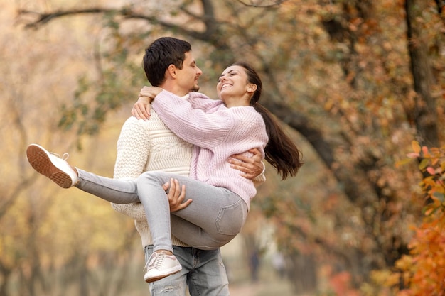 Couple amoureux dans les feuilles d'automne