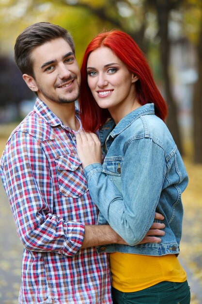 Couple d'amoureux dans le parc d'automne