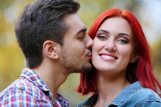 Couple d'amoureux dans le parc d'automne