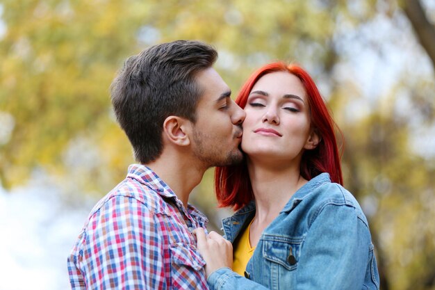 Couple d'amoureux dans le parc d'automne