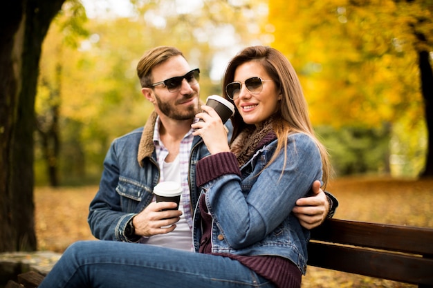 Couple d&#39;amoureux dans le parc d&#39;automne