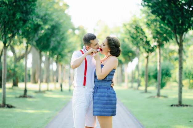 Couple amoureux dans le parc