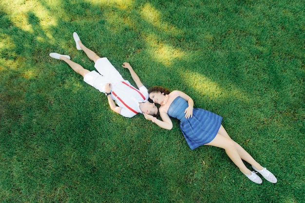 Couple amoureux dans le parc