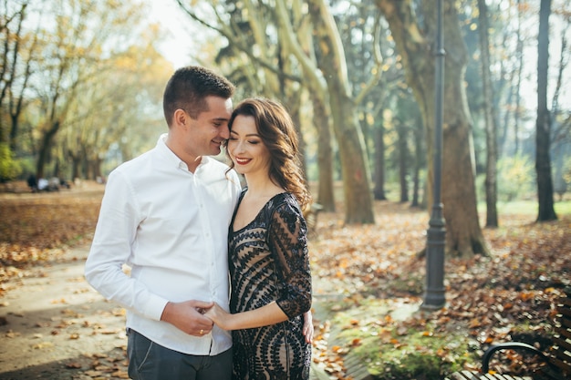 Couple amoureux dans le parc