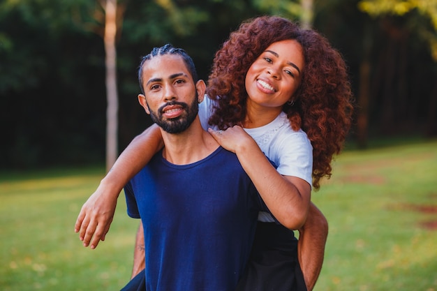 Couple amoureux dans le parc