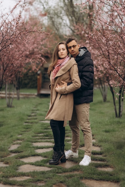 Un couple amoureux dans le parc