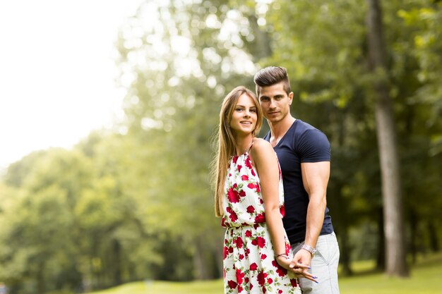 Couple d&#39;amoureux dans le parc