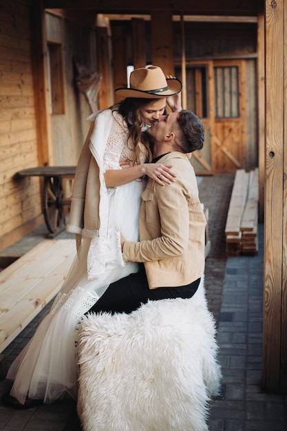 Couple d'amoureux dans un ranch à l'ouest en hiver