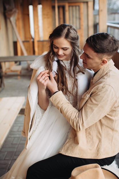 Couple d'amoureux dans un ranch à l'ouest en hiver