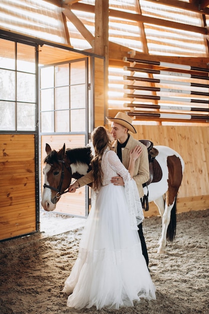 Couple d'amoureux dans un ranch à l'ouest pendant la saison hivernale